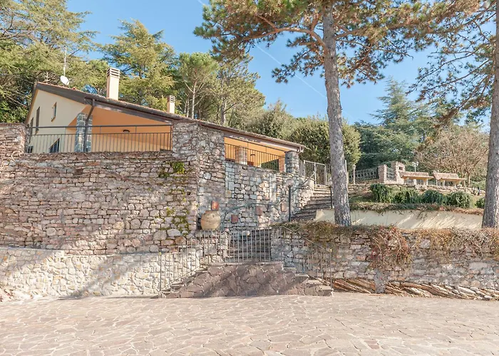 Piscina La Trinita Villa *