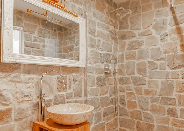 Piscina La Trinita コルチャーノ