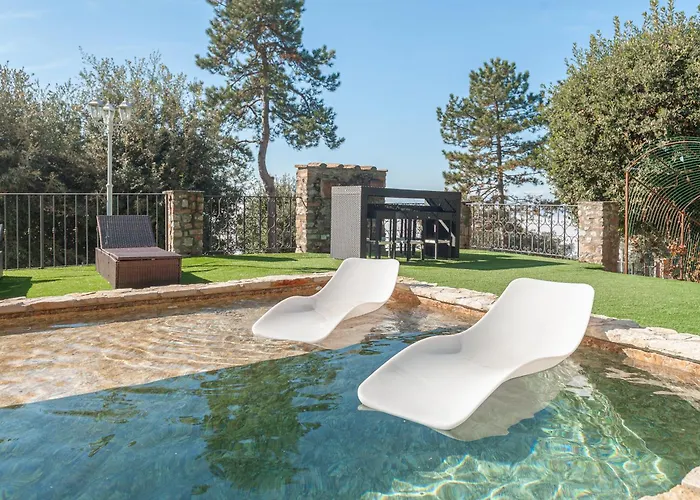 Piscina La Trinita ヴィラ コルチャーノ