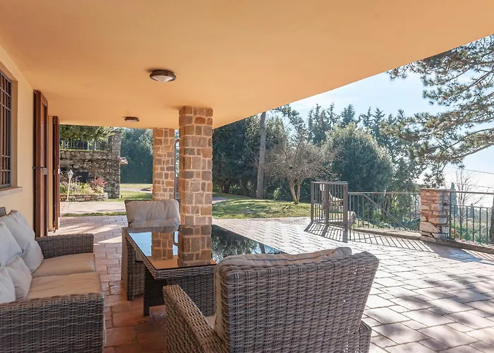 Piscina La Trinita コルチャーノ