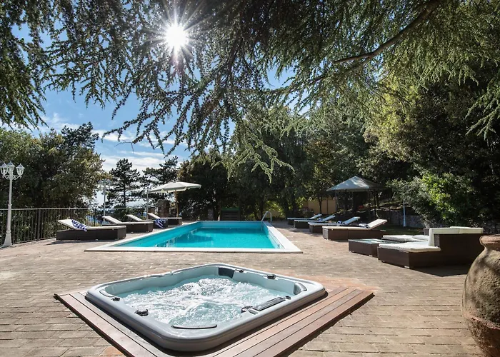 Piscina La Trinita ヴィラ コルチャーノ